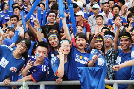 Cận cảnh DJ nh&iacute; si&ecirc;u cute "đại n&aacute;o" s&acirc;n vận động Cẩm Phả 6