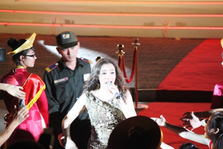 Hồ Quỳnh Hương “lên đồng” cùng DJ Wang và DJ Hoài Anh 15