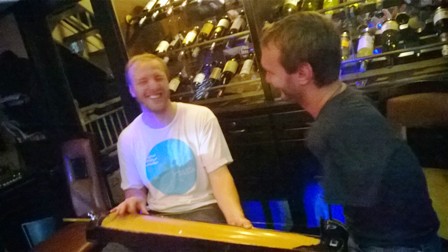 Nick Vujicic đ&aacute;nh đ&agrave;n bầu tr&ecirc;n Vịnh Hạ Long 8