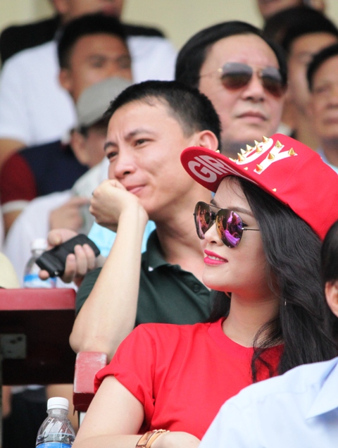 Hoa khôi Lại Hương Thảo “hút hồn” các cặp mắt ở “chảo lửa” Cẩm Phả 2