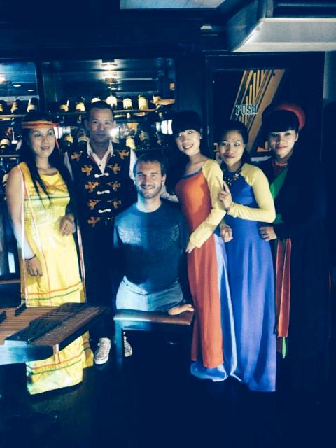 Nick Vujicic đ&aacute;nh đ&agrave;n bầu tr&ecirc;n Vịnh Hạ Long 11