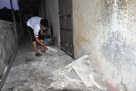 D&acirc;n hốt hoảng v&igrave; nh&agrave; chung cư sập trần, nứt tường 1