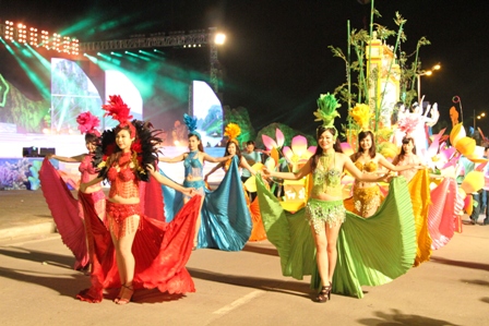 Chân dài "thiêu cháy" mắt du khách tại Carnaval Hạ Long 3