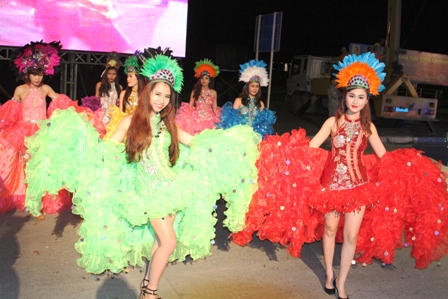 Chân dài "thiêu cháy" mắt du khách tại Carnaval Hạ Long 2