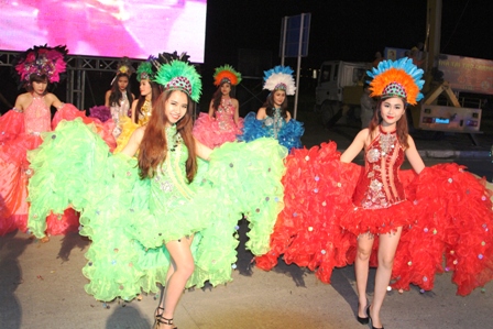 Chân dài "thiêu cháy" mắt du khách tại Carnaval Hạ Long 2