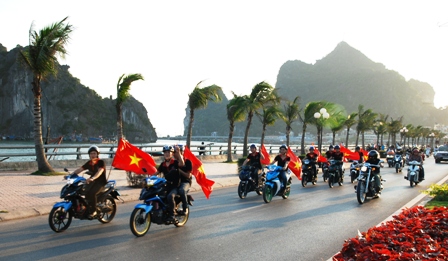H&agrave;nh tr&igrave;nh xuy&ecirc;n Việt &ldquo;Chiếc &aacute;o nghĩa t&igrave;nh về với Mẹ Việt Nam anh h&ugrave;ng&rdquo; đến với Quảng Ninh 7