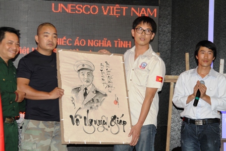 H&agrave;nh tr&igrave;nh xuy&ecirc;n Việt &ldquo;Chiếc &aacute;o nghĩa t&igrave;nh về với Mẹ Việt Nam anh h&ugrave;ng&rdquo; đến với Quảng Ninh 11