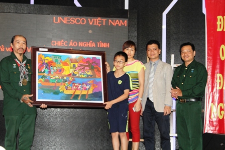 H&agrave;nh tr&igrave;nh xuy&ecirc;n Việt &ldquo;Chiếc &aacute;o nghĩa t&igrave;nh về với Mẹ Việt Nam anh h&ugrave;ng&rdquo; đến với Quảng Ninh 12