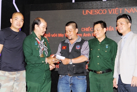 H&agrave;nh tr&igrave;nh xuy&ecirc;n Việt &ldquo;Chiếc &aacute;o nghĩa t&igrave;nh về với Mẹ Việt Nam anh h&ugrave;ng&rdquo; đến với Quảng Ninh 10