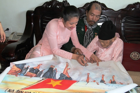 H&agrave;nh tr&igrave;nh xuy&ecirc;n Việt &ldquo;Chiếc &aacute;o nghĩa t&igrave;nh về với Mẹ Việt Nam anh h&ugrave;ng&rdquo; đến với Quảng Ninh 14