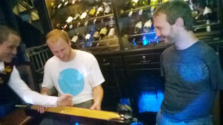 Nick Vujicic đ&aacute;nh đ&agrave;n bầu tr&ecirc;n Vịnh Hạ Long 9