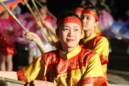 Chân dài "thiêu cháy" mắt du khách tại Carnaval Hạ Long 25