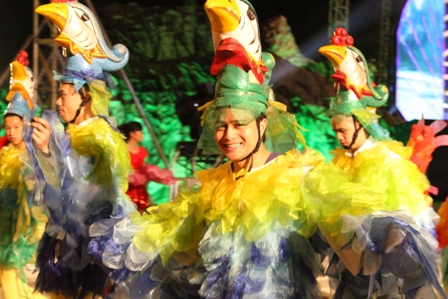 Chân dài "thiêu cháy" mắt du khách tại Carnaval Hạ Long 24