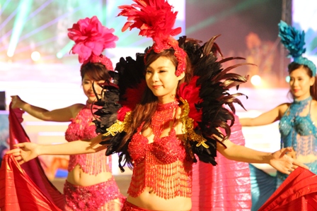 Chân dài "thiêu cháy" mắt du khách tại Carnaval Hạ Long 8