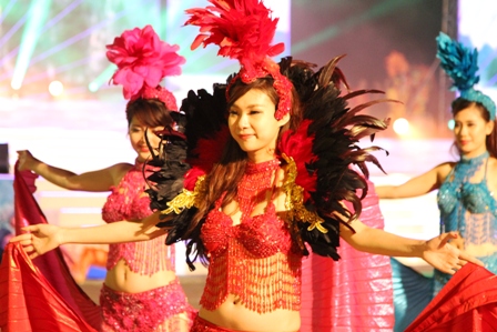 Chân dài "thiêu cháy" mắt du khách tại Carnaval Hạ Long 8