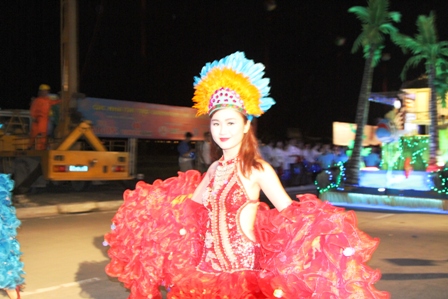 Chân dài "thiêu cháy" mắt du khách tại Carnaval Hạ Long 17