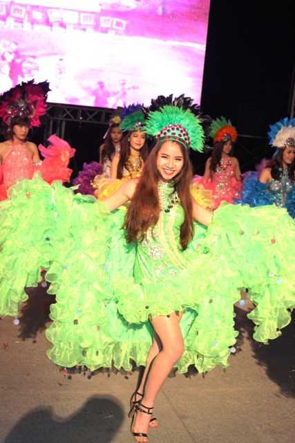 Chân dài "thiêu cháy" mắt du khách tại Carnaval Hạ Long 7