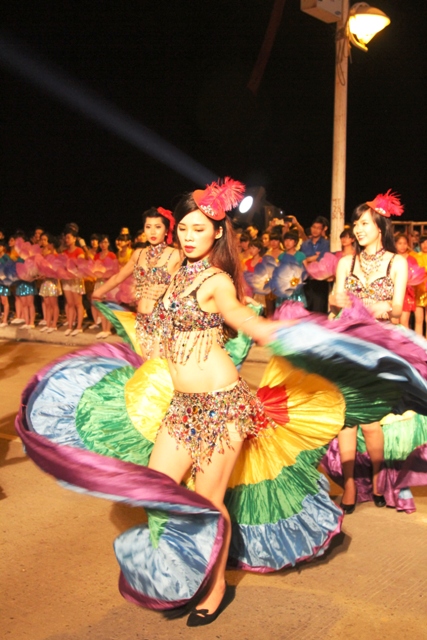 Chân dài "thiêu cháy" mắt du khách tại Carnaval Hạ Long 15