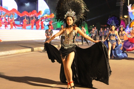 Chân dài "thiêu cháy" mắt du khách tại Carnaval Hạ Long 16