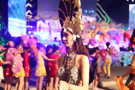 Chân dài "thiêu cháy" mắt du khách tại Carnaval Hạ Long 13