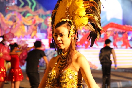 Chân dài "thiêu cháy" mắt du khách tại Carnaval Hạ Long 12