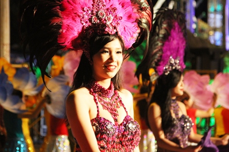 Chân dài "thiêu cháy" mắt du khách tại Carnaval Hạ Long 11