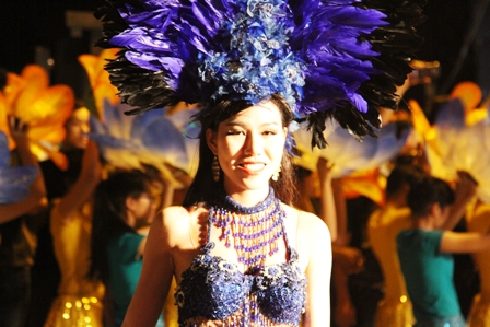 Chân dài "thiêu cháy" mắt du khách tại Carnaval Hạ Long 10
