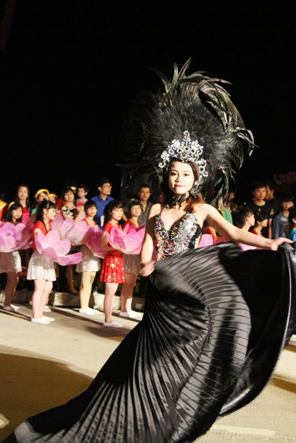 Chân dài "thiêu cháy" mắt du khách tại Carnaval Hạ Long 9