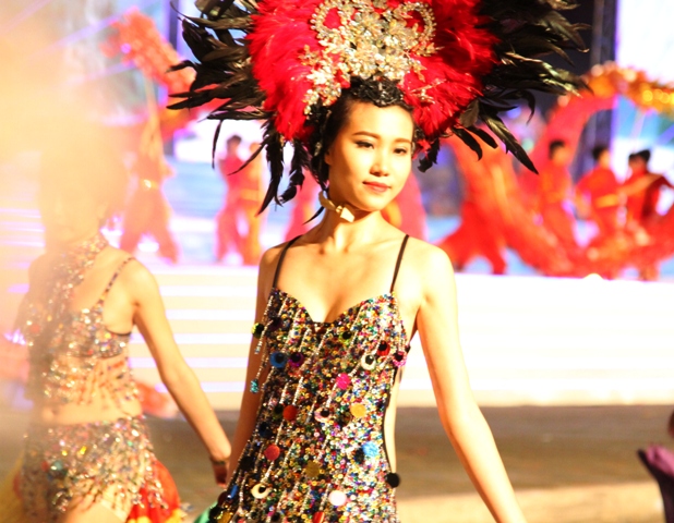 Chân dài "thiêu cháy" mắt du khách tại Carnaval Hạ Long 6