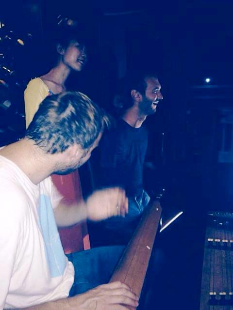 Nick Vujicic đ&aacute;nh đ&agrave;n bầu tr&ecirc;n Vịnh Hạ Long 4