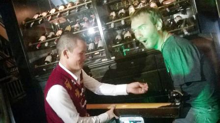 Nick Vujicic đ&aacute;nh đ&agrave;n bầu tr&ecirc;n Vịnh Hạ Long 6