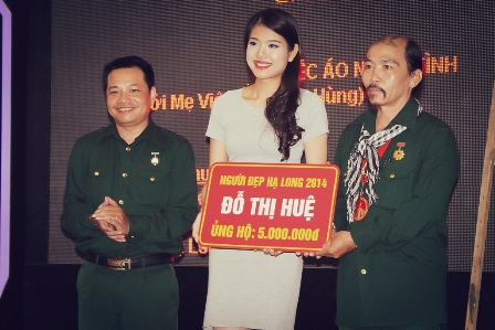 Người đẹp Hạ Long Đỗ Thị Huệ ủng hộ Mẹ Việt Nam anh hùng 10