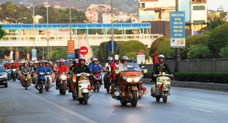 H&agrave;nh tr&igrave;nh xuy&ecirc;n Việt &ldquo;Chiếc &aacute;o nghĩa t&igrave;nh về với Mẹ Việt Nam anh h&ugrave;ng&rdquo; đến với Quảng Ninh 3