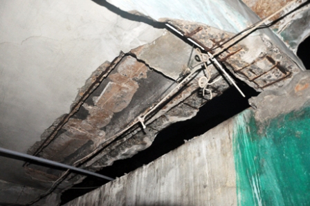 D&acirc;n hốt hoảng v&igrave; nh&agrave; chung cư sập trần, nứt tường 3