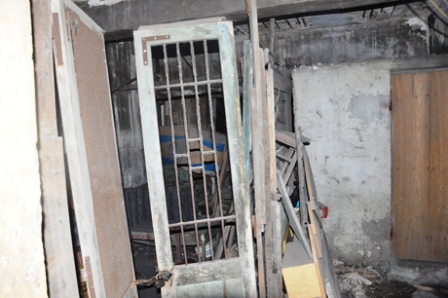 D&acirc;n hốt hoảng v&igrave; nh&agrave; chung cư sập trần, nứt tường 2