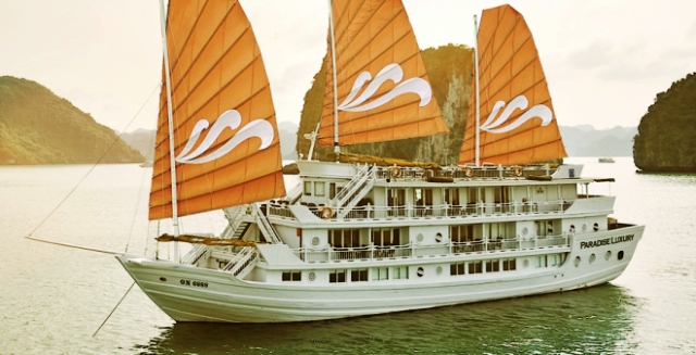 Nick Vujicic đ&aacute;nh đ&agrave;n bầu tr&ecirc;n Vịnh Hạ Long 2