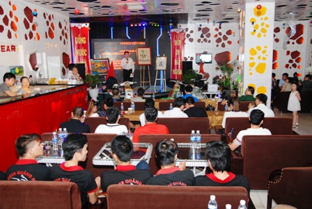 H&agrave;nh tr&igrave;nh xuy&ecirc;n Việt &ldquo;Chiếc &aacute;o nghĩa t&igrave;nh về với Mẹ Việt Nam anh h&ugrave;ng&rdquo; đến với Quảng Ninh 4