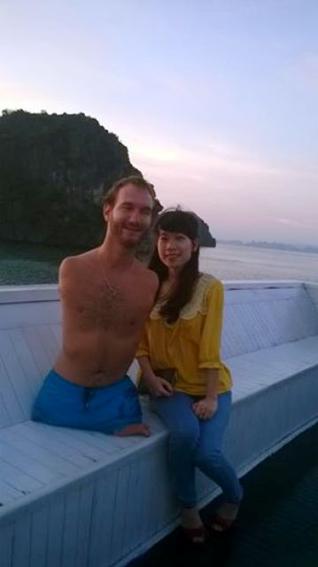 Nick Vujicic đ&aacute;nh đ&agrave;n bầu tr&ecirc;n Vịnh Hạ Long 1