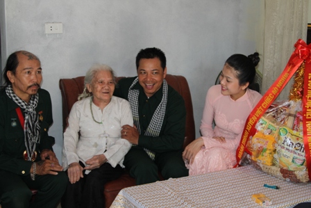 H&agrave;nh tr&igrave;nh xuy&ecirc;n Việt &ldquo;Chiếc &aacute;o nghĩa t&igrave;nh về với Mẹ Việt Nam anh h&ugrave;ng&rdquo; đến với Quảng Ninh 6