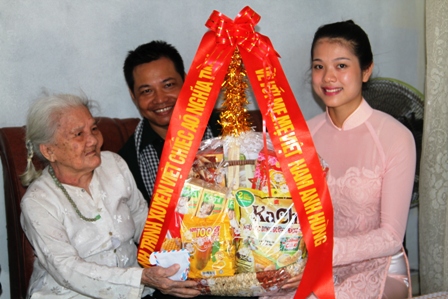 H&agrave;nh tr&igrave;nh xuy&ecirc;n Việt &ldquo;Chiếc &aacute;o nghĩa t&igrave;nh về với Mẹ Việt Nam anh h&ugrave;ng&rdquo; đến với Quảng Ninh 21