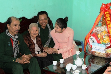 H&agrave;nh tr&igrave;nh xuy&ecirc;n Việt &ldquo;Chiếc &aacute;o nghĩa t&igrave;nh về với Mẹ Việt Nam anh h&ugrave;ng&rdquo; đến với Quảng Ninh 19