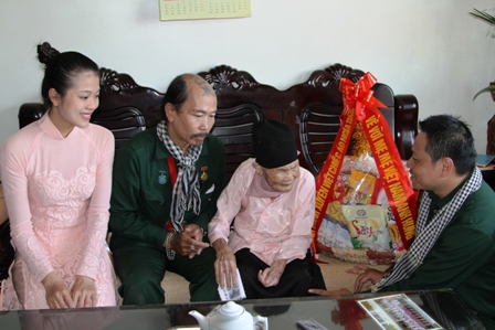 H&agrave;nh tr&igrave;nh xuy&ecirc;n Việt &ldquo;Chiếc &aacute;o nghĩa t&igrave;nh về với Mẹ Việt Nam anh h&ugrave;ng&rdquo; đến với Quảng Ninh 18