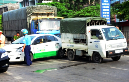 Tai nạn ô tô liên hoàn tại nút giao thông trung tâm Hạ Long 1