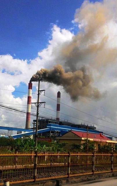 Nhà máy Nhiệt điện Cẩm Phả xả khói mù trời 3