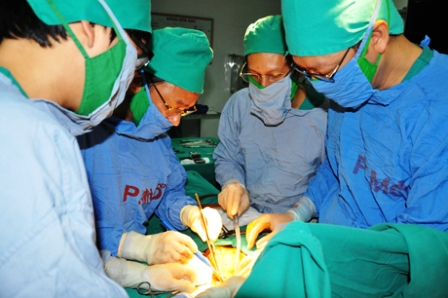 Bóc tách khối u hàng chục kg cho một phụ nữ 3