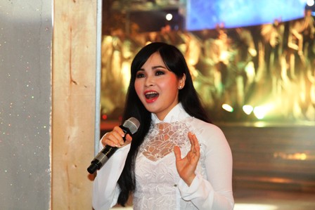 Ca sĩ Trang Nhung say sưa “biểu diễn” bên cánh gà sân khấu 6