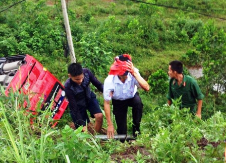 Quảng Ninh: Xe kh&aacute;ch lao xuống vực, 1 người chết, nhiều người bị thương 3
