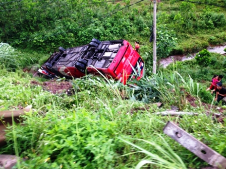 Quảng Ninh: Xe kh&aacute;ch lao xuống vực, 1 người chết, nhiều người bị thương 1