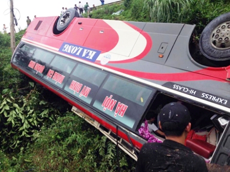 Quảng Ninh: Xe kh&aacute;ch lao xuống vực, 1 người chết, nhiều người bị thương 2