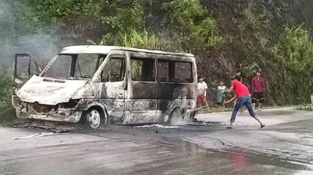 Quảng Ninh: Xe kh&aacute;ch 16 chỗ bốc ch&aacute;y, h&agrave;nh kh&aacute;ch tho&aacute;t nạn 1
